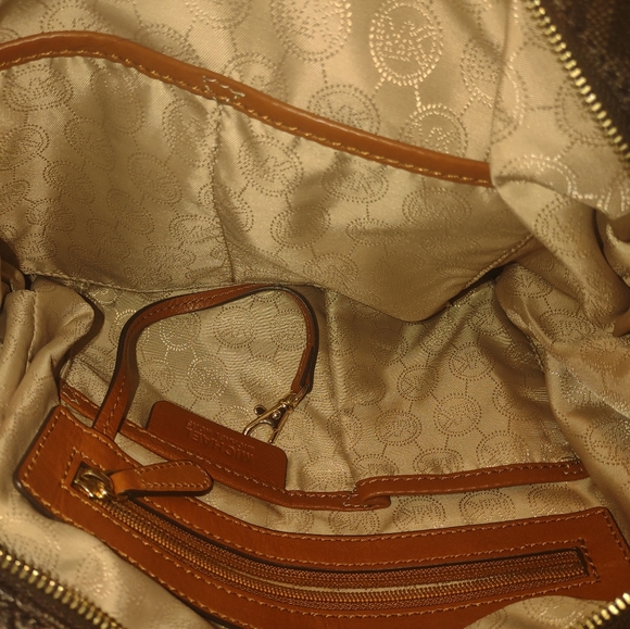 Authentic Michael Kors Fulton Brown Signature Leather. used in good condition - Picture 9 of 11